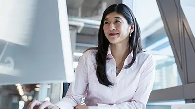 Applied Indio A woman using her computer while sitting at a desk