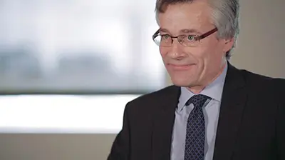 Bilodeau Couture - Rapports A man in a dark suit sitting for an interview